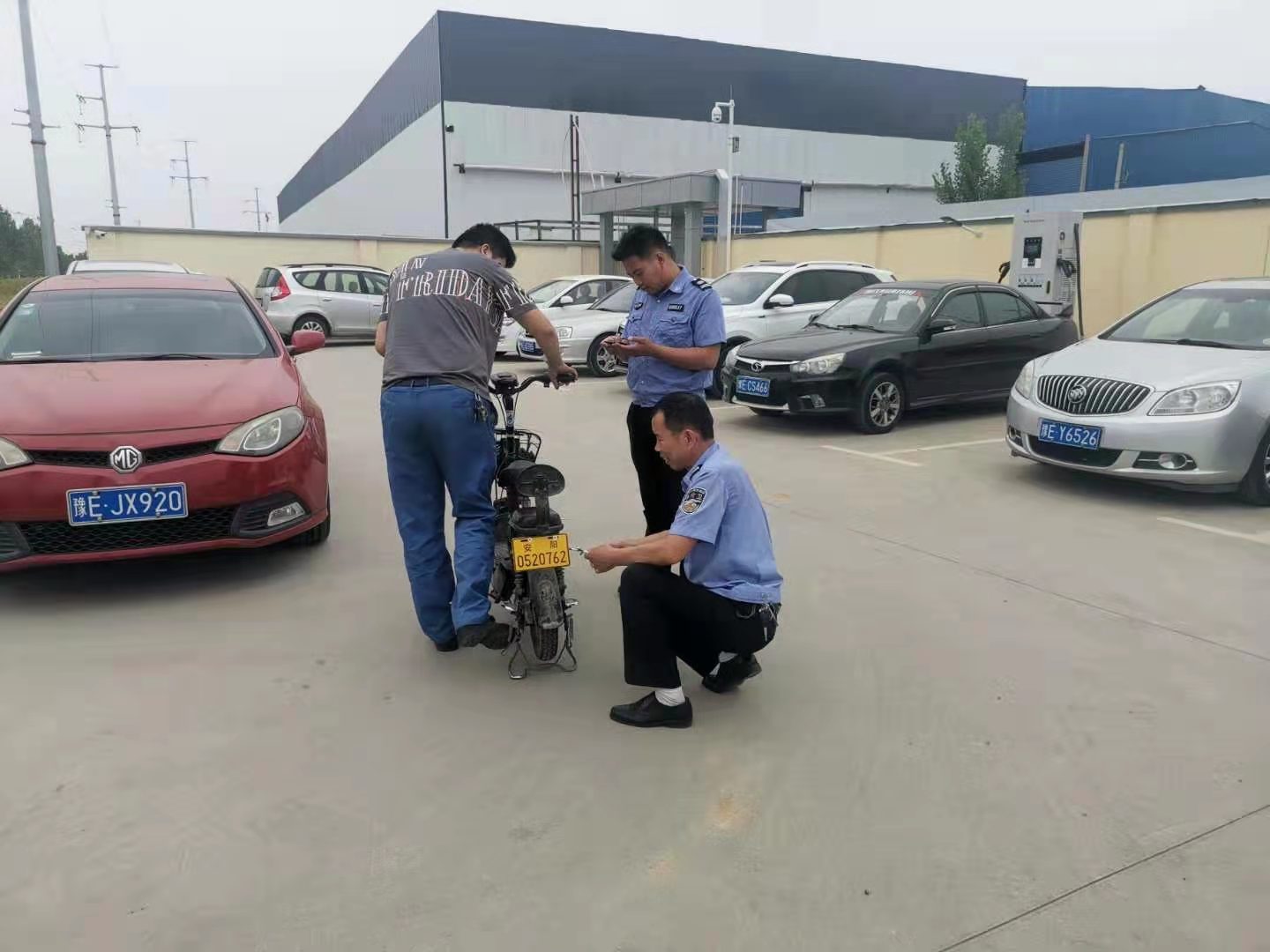 我為群眾辦實事︱太貼心了！公司門口就可以辦理電動車上牌